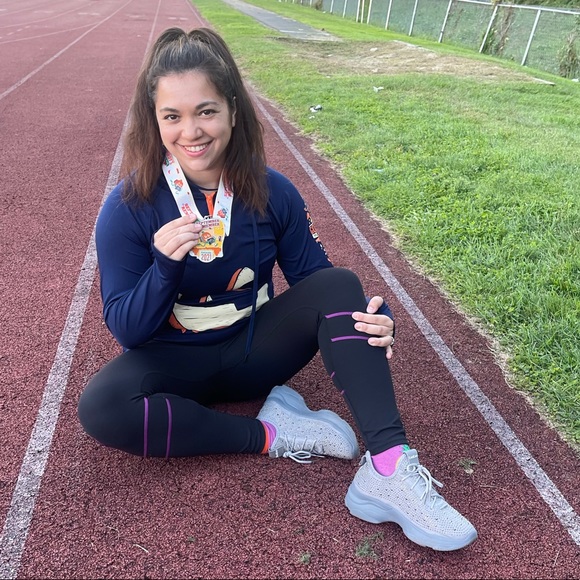 Meet your Posher, Nicole - Picture 1 of 2